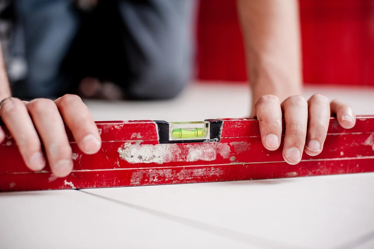 Réparer un éclat de carrelage : le guide qui marche vraiment