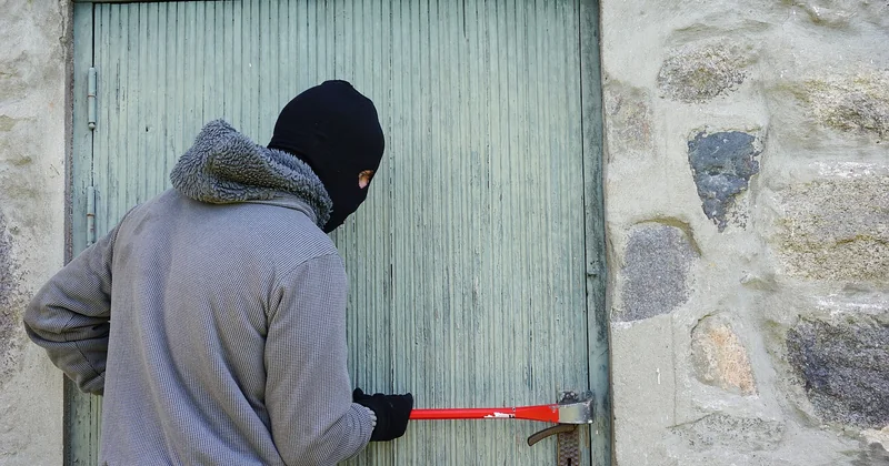 Combien de temps s'écoule entre le repérage et le cambriolage ?