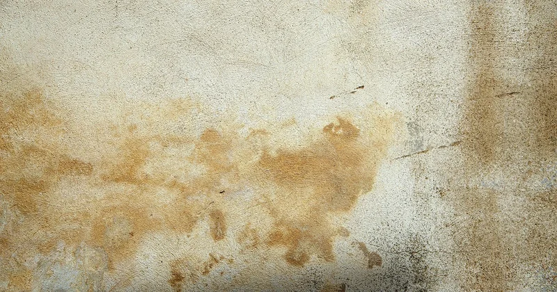 Fixer sans percer sur du crépi extérieur : est-ce possible ?
