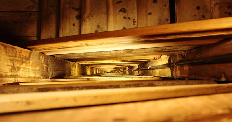 Fermer un escalier pour garder la chaleur : la solution simple et efficace