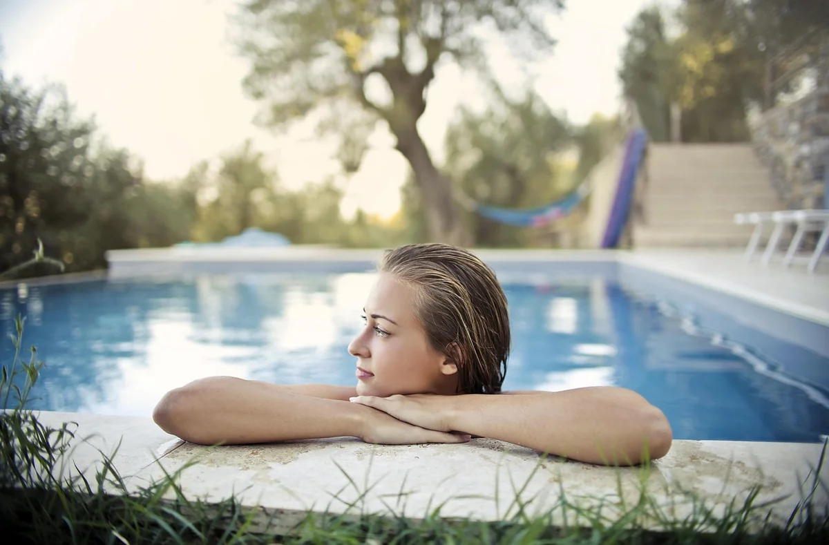 Comment cacher une piscine hors sol : 12 astuces déco 2026
